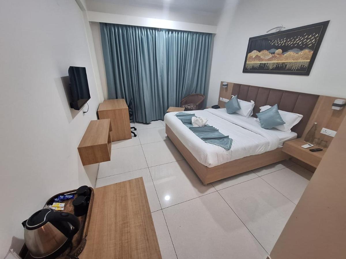 Hotel Rr Galaxy à Gurgaon Extérieur photo