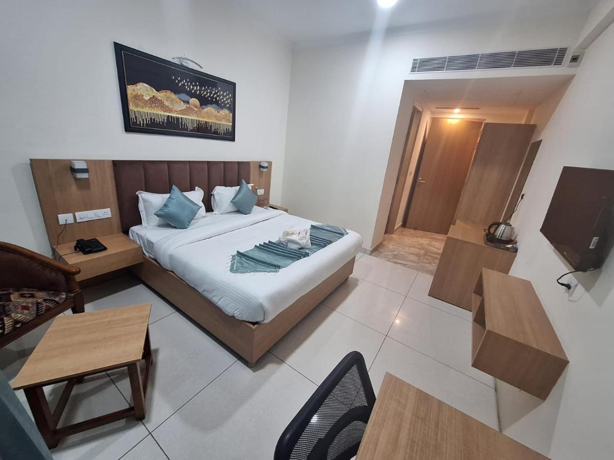 Hotel Rr Galaxy à Gurgaon Extérieur photo