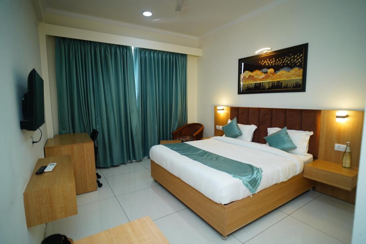 Hotel Rr Galaxy à Gurgaon Extérieur photo