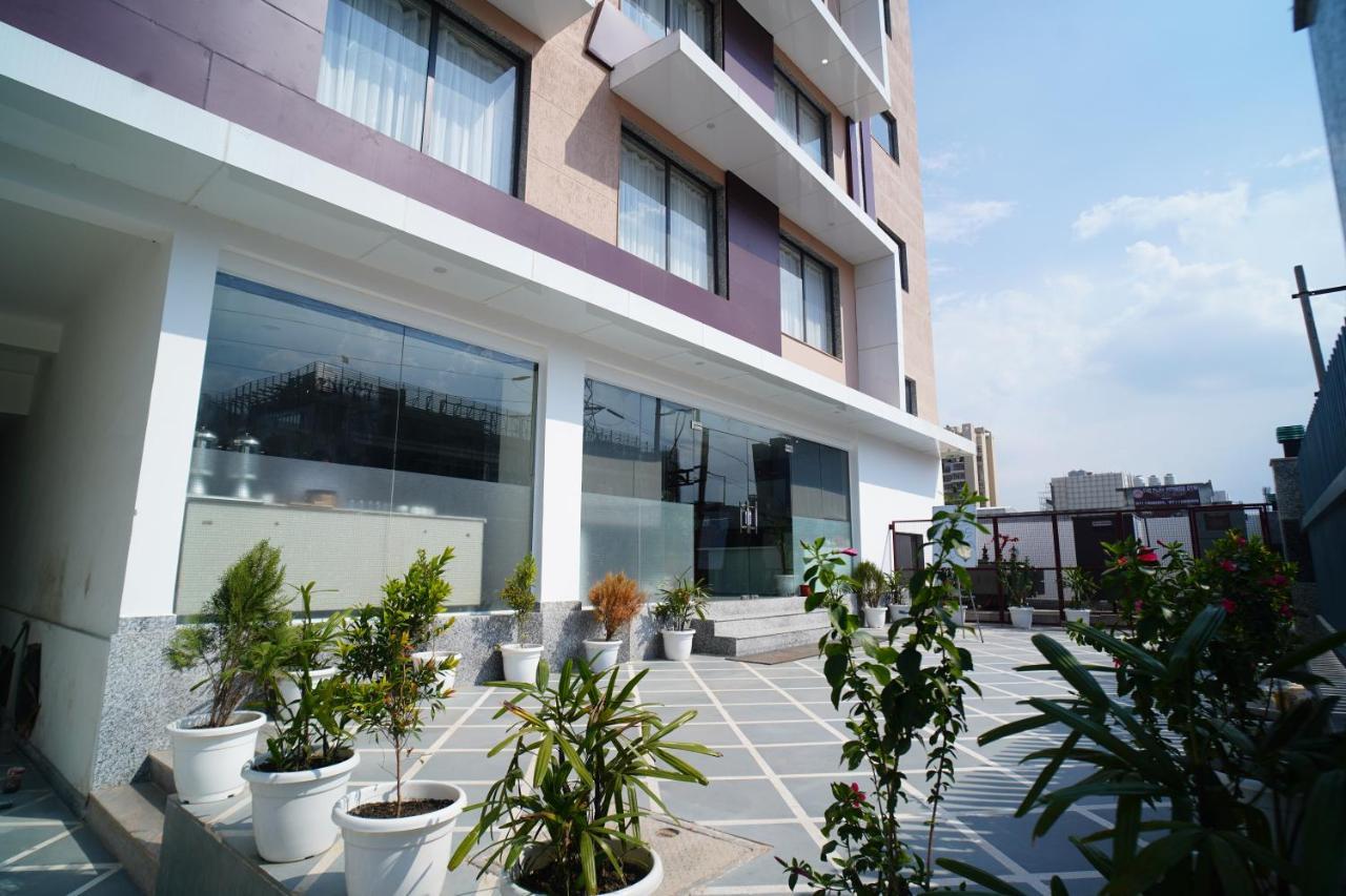 Hotel Rr Galaxy à Gurgaon Extérieur photo