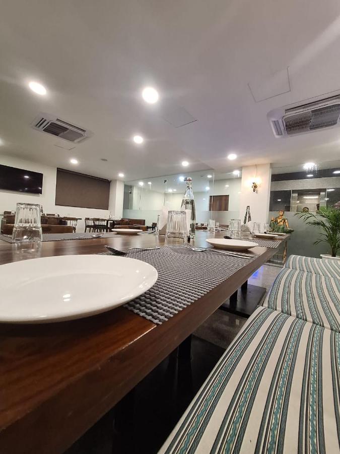 Hotel Rr Galaxy à Gurgaon Extérieur photo