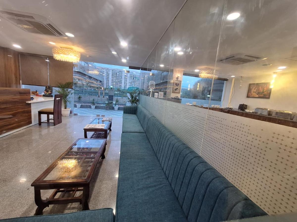 Hotel Rr Galaxy à Gurgaon Extérieur photo