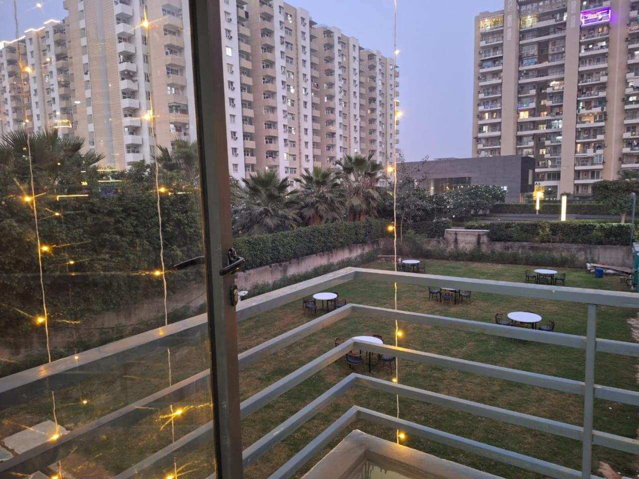 Hotel Rr Galaxy à Gurgaon Extérieur photo