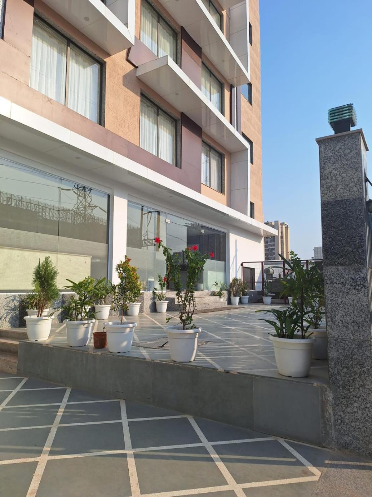 Hotel Rr Galaxy à Gurgaon Extérieur photo