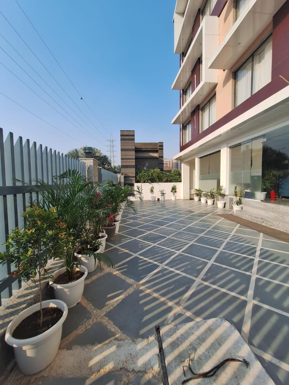 Hotel Rr Galaxy à Gurgaon Extérieur photo
