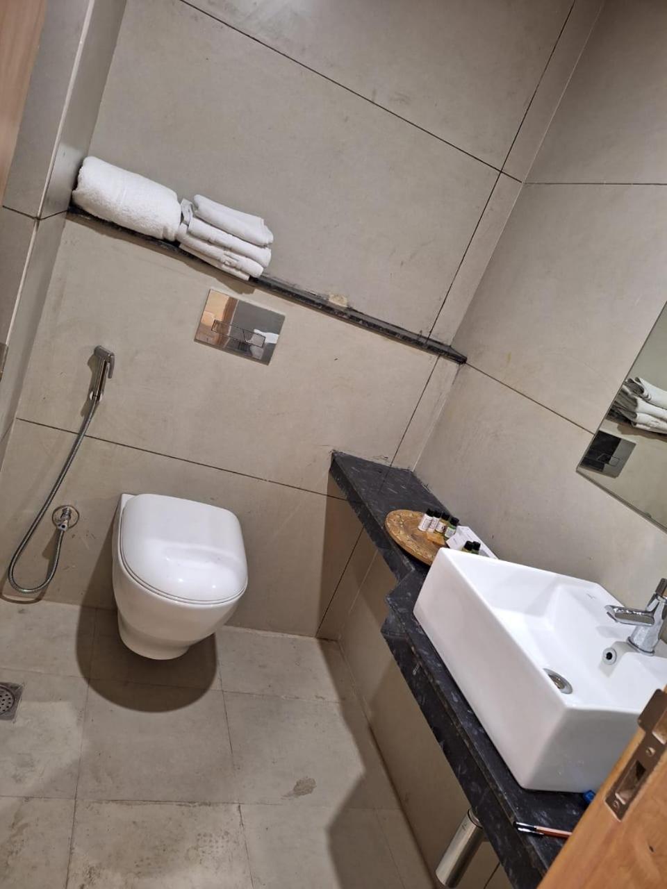 Hotel Rr Galaxy à Gurgaon Extérieur photo